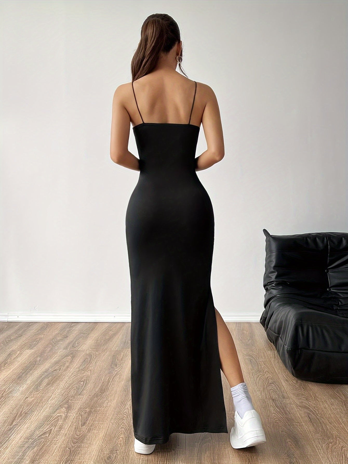Vestido Largo Elegante para Mujer – Tirantes Finos, Abertura Alta y Diseño Fruncido en Negro